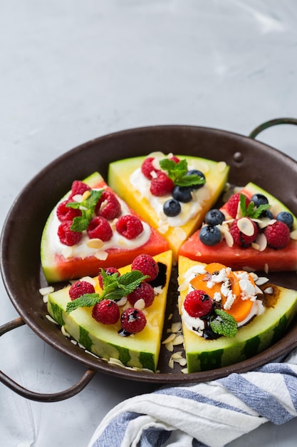 Pizza de melancia com queijo feta de iogurte de frutas silvestres