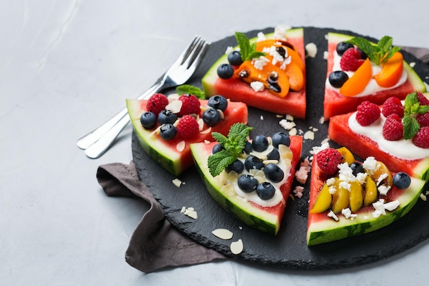 Pizza de melancia com queijo feta de iogurte de frutas silvestres