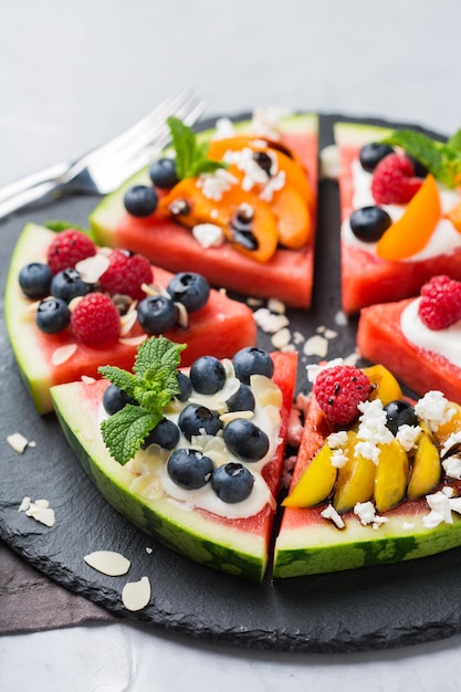 Pizza de melancia com queijo feta de iogurte de frutas silvestres