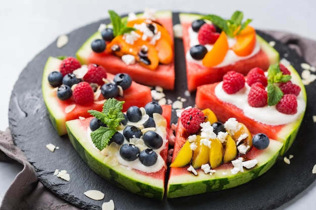 Pizza de melancia com queijo feta de iogurte de frutas silvestres