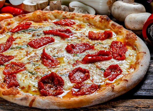 Pizza de mussarela com tomate seco