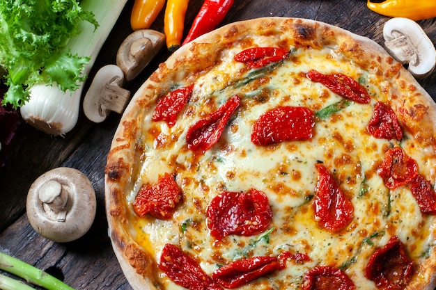 Pizza de mussarela e tomate assado no forno a lenha