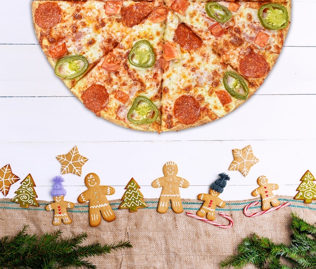 Foto pizza de natal. conceito de estoque de pizza e vendas nos feriados de natal e ano novo