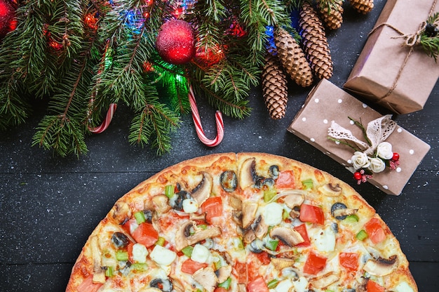 Pizza de natal. conceito de estoque de pizza e vendas nos feriados de natal e ano novo