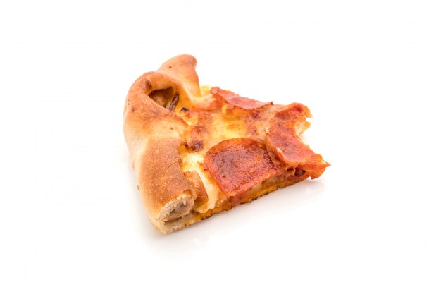 Pizza de Pepperoni caseiro no fundo branco