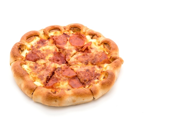 Foto pizza de pepperoni caseiro no fundo branco