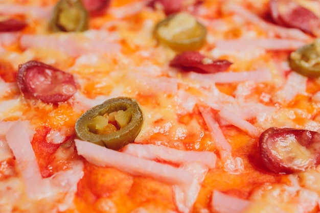 Pizza de pepperoni clássica italiana fresca isolada no fundo branco