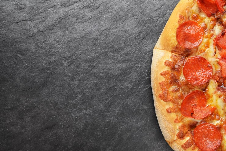 Foto pizza de pepperoni com cópia espaço