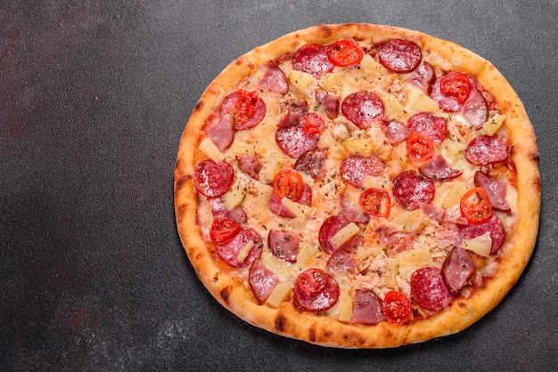 Pizza de Pepperoni com queijo mussarela, salame, presunto. Pizza italiana