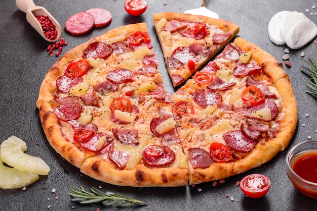 Pizza de Pepperoni com queijo mussarela, salame, presunto. Pizza italiana