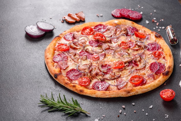 Pizza de Pepperoni com queijo mussarela, salame, presunto. Pizza italiana