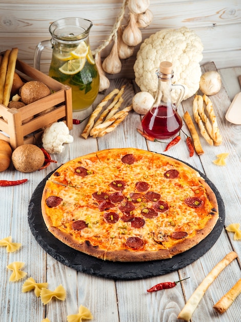 Pizza de pepperoni de jalapeno quente com queijo parmesão