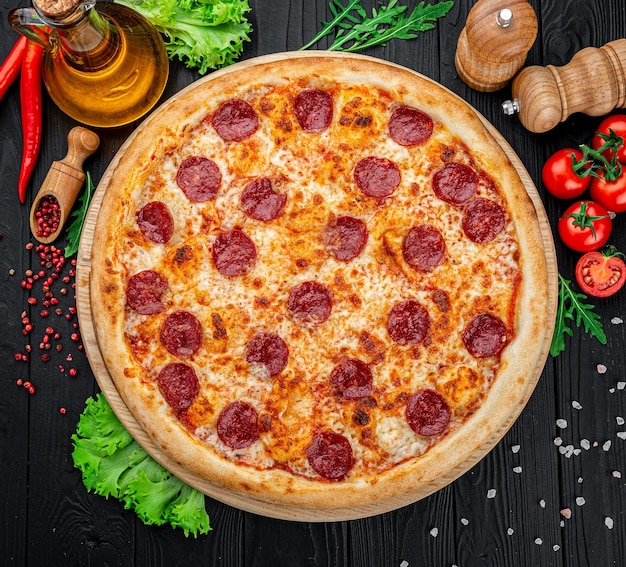 Pizza de pepperoni deliciosa e fresca