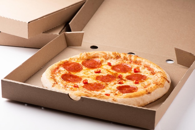 Pizza de Pepperoni em caixa de perto