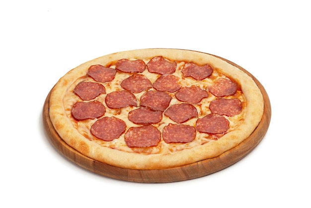 Pizza de pepperoni em uma placa de madeira em um fundo branco e isolado
