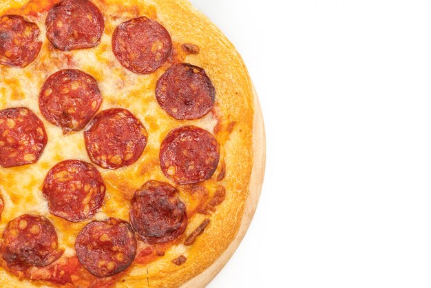 Pizza de Pepperoni isolada em fundo branco