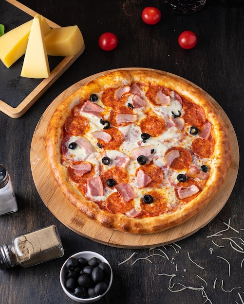 Pizza de pepperoni pizza caseira fresca com queijo pepperoni e molho de tomate em fundo rústico de madeira