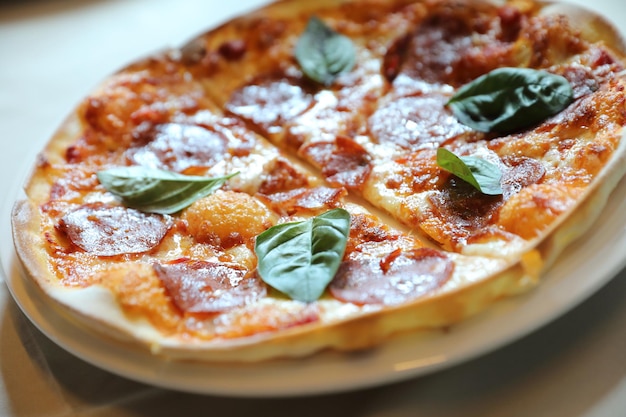 Pizza de Pepperoni quente no prato, comida italiana