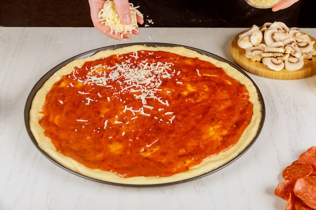 Pizza de polvilhar mulher com queijo ralado