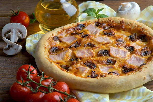 Foto pizza de presunto e cogumelos com ingredientes