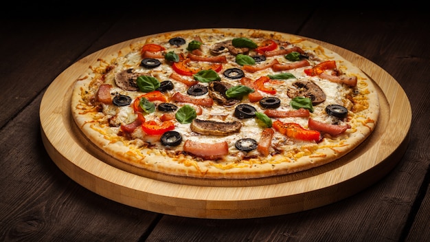 Pizza de presunto na mesa de madeira