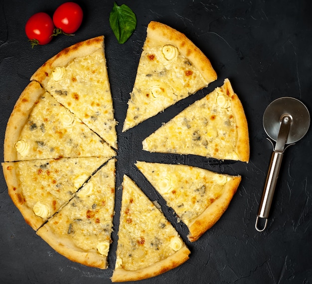 pizza de quatro queijos com diferentes tipos de queijo em um fundo de pedra