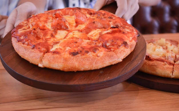 Pizza de queijo calabresa