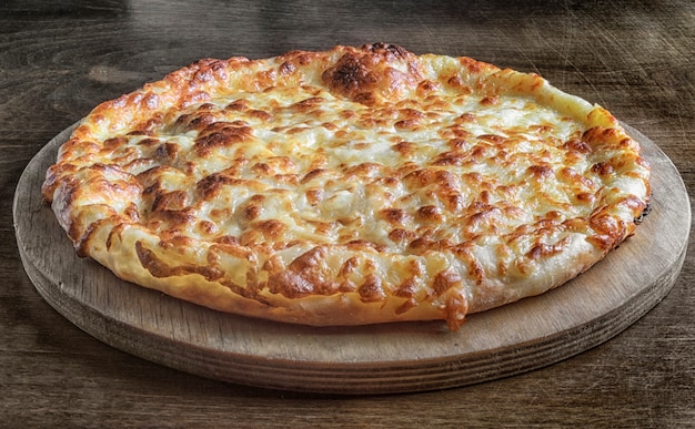 Pizza de queijo caseira