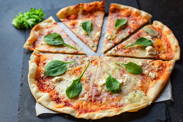 pizza de queijo com molho de tomate