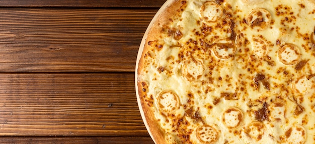 Pizza de queijo com vista de cima e espaço