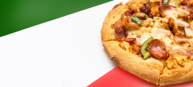 Pizza de queijo de bacon de salsicha na cor vermelha verde como itália