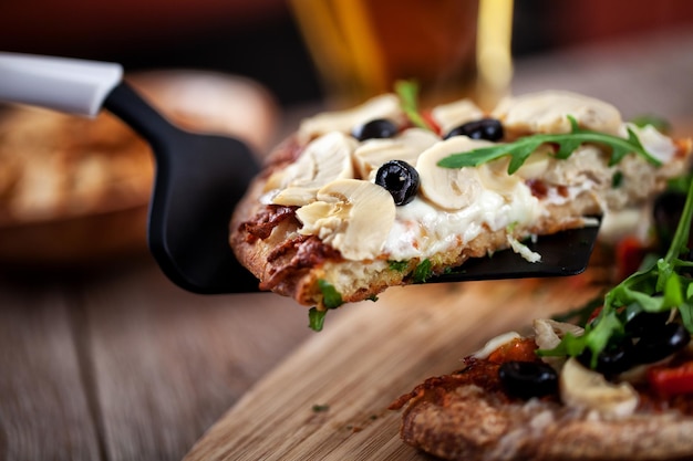 Pizza de queijo e champignon na tábua de madeira