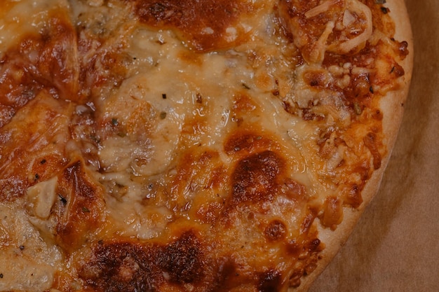 Pizza de queijo em papel manteiga recém-saído do forno pronto para ser comido