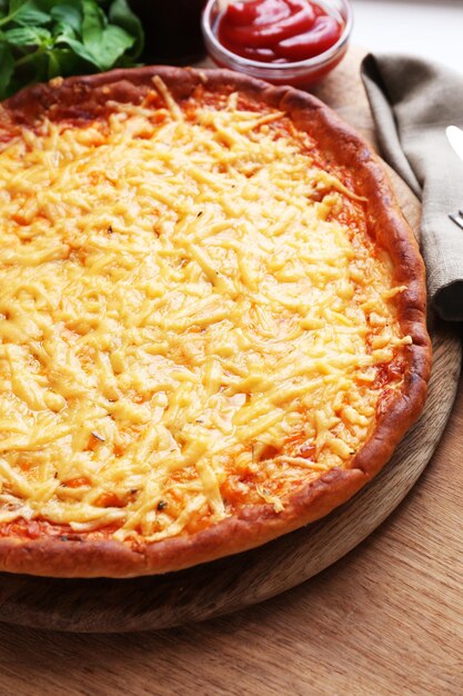 Pizza de queijo saborosa na mesa de perto