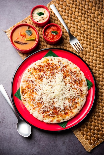 Pizza de queijo uttapam comida do sul da Índia com um toque servido com sambar e chutney