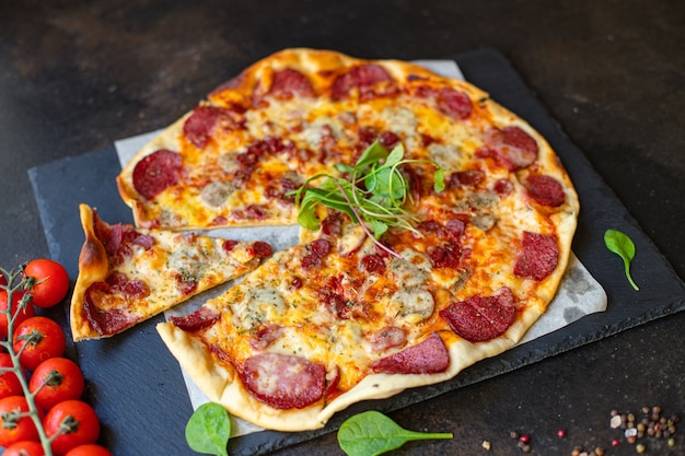 Pizza de salame fresco com queijo e salsichas