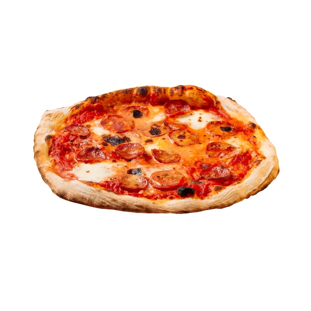 Pizza de salame isolado com tomate e mussarela