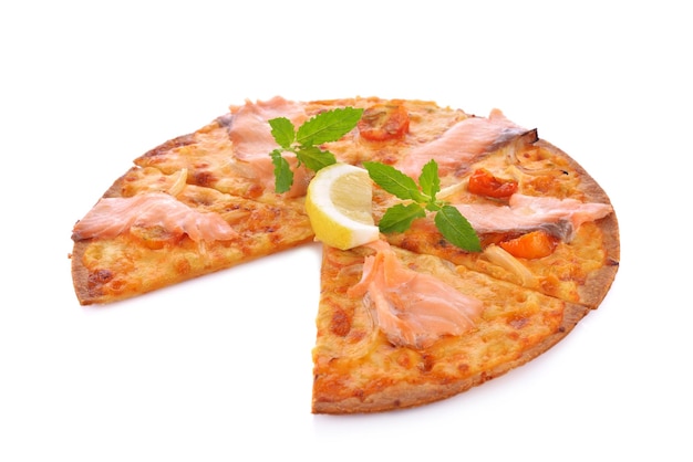 Pizza de salmão fumado e limão em fundo branco