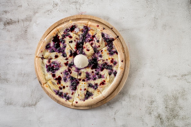 Pizza de strudel com maçãs e sorvete flat lay