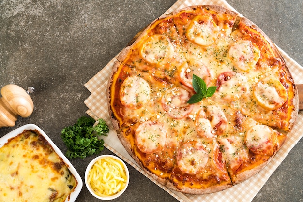 pizza de tomate na mesa