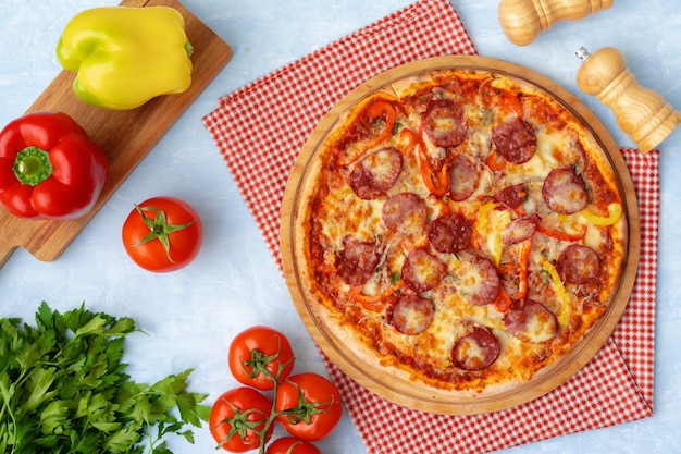 Pizza deliciosa com linguiça em fundo cinza vista superior