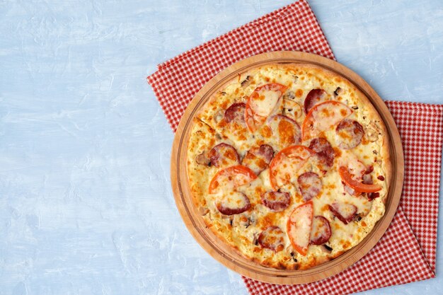 Pizza deliciosa com linguiça na vista superior cinza