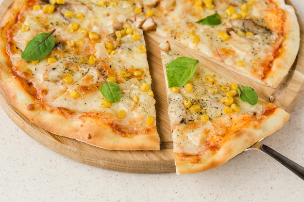 Pizza deliciosa com queijo de carne e cogumelos