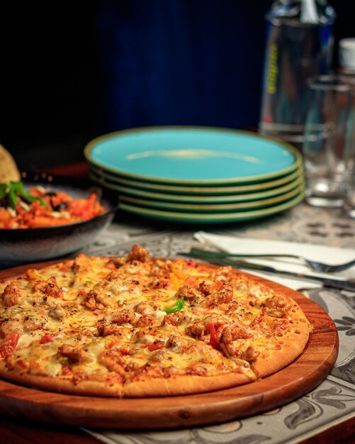 Foto pizza deliciosa e saborosa servida num prato