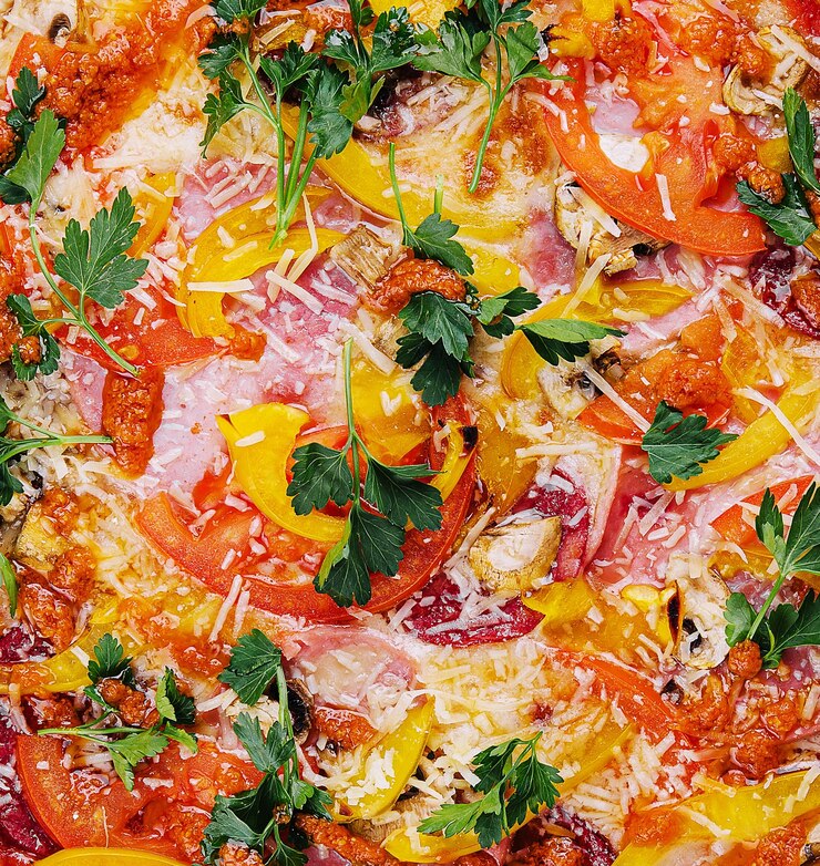 Foto pizza deliciosa fresca feita em forno de lareira com pimenta salsicha e tomate