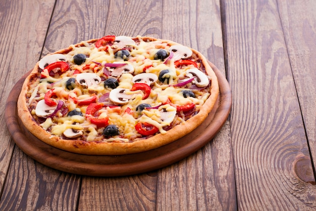 Pizza deliciosa servida na tábua de madeira