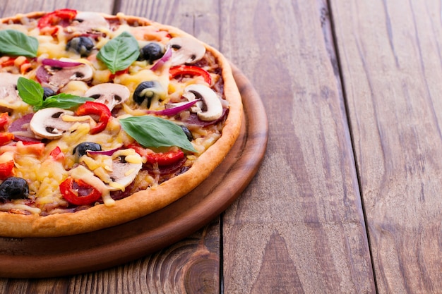 Pizza deliciosa servida na tábua de madeira