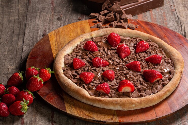 Foto pizza doce brasileira com chocolate e morango