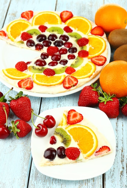 Pizza doce caseira com frutas em mesa de madeira de perto