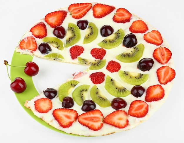 Pizza doce caseira com frutas isoladas em branco